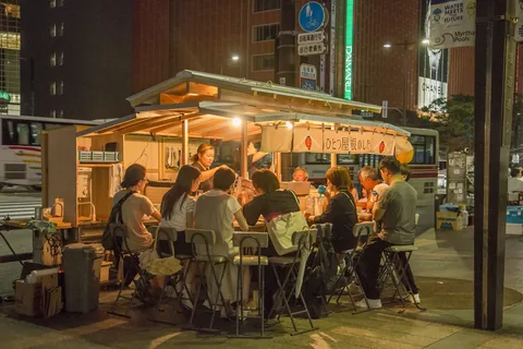 ひとつ屋根のしたの屋台（福岡市提供写真）